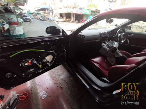 AUDI TT ก้อมานะจ๊ะ  คันนี้คุณลูกค้าน่ารักมาก มากันทั้งบ้านเลย คุณพ่อตั้งใจมาเปลี่ยนจอให้คุณลูกสาว เอ 4