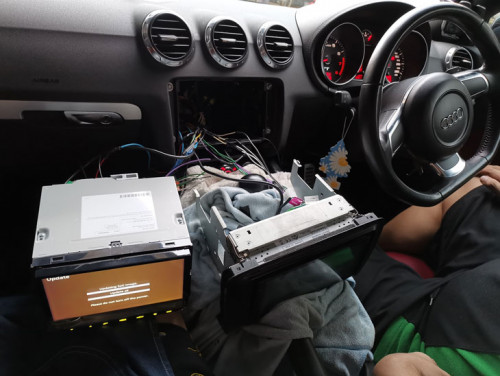 AUDI TT ก้อมานะจ๊ะ  คันนี้คุณลูกค้าน่ารักมาก มากันทั้งบ้านเลย คุณพ่อตั้งใจมาเปลี่ยนจอให้คุณลูกสาว เอ 3